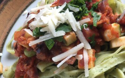 Spinatpasta med laks i tomatsauce